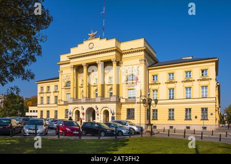 Varsavia, Mazovia / Polonia - 2018/09/21: Vista frontale del Palazzo Mostowski, storica residenza classicista nel quartiere Muranow di Varsavia attualmente sede della polizia metropolitana di Varsavia Foto Stock