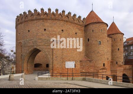 Varsavia, Mazovia / Polonia - 2018/12/15: Il Barbican - avamposto semi-circolare fortificato del XVI secolo con le mura di difesa e le fortificazioni del centro storico di Varsavia Foto Stock