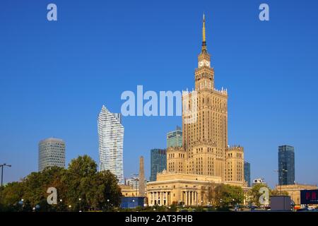 Varsavia, Mazovia / Polonia - 2018/09/21: centro di Varsavia con la cultura e la scienza Palace - PKiN - e grattacieli di Srodmiescie distretto centrale Foto Stock