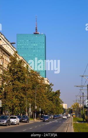 Varsavia, Mazovia / Polonia - 2018/09/21: Muranow storico distretto di Varsavia con Andersa street e il grattacielo Intraco Foto Stock