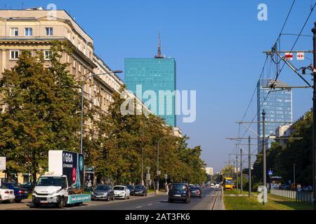 Varsavia, Mazovia / Polonia - 2018/09/21: Muranow storico distretto di Varsavia con Andersa street e il grattacielo Intraco Foto Stock