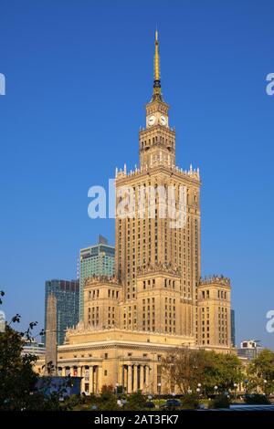 Varsavia, Mazovia / Polonia - 2018/09/21: centro di Varsavia con la cultura e la scienza Palace - PKiN - e grattacieli di Srodmiescie distretto centrale Foto Stock