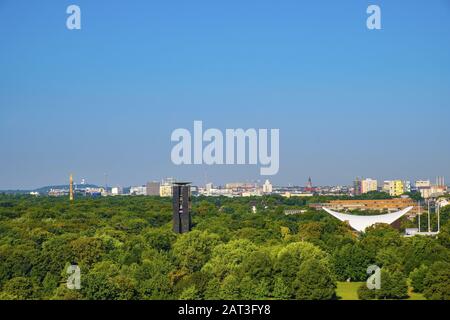 Berlino, Stato di Berlino / Germania - 2018/07/31: Vista panoramica del parco Groser Tiergarten con la moderna Casa Delle Culture Di Worldâ€™- Haus der Kulturen Der Welt - centro d'arte contemporanea a Berlino Ovest Foto Stock