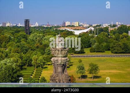 Berlino, Stato di Berlino / Germania - 2018/07/31: Vista panoramica del parco Groser Tiergarten con la moderna Casa Delle Culture Di Worldâ€™- Haus der Kulturen Der Welt - centro d'arte contemporanea a Berlino Ovest Foto Stock