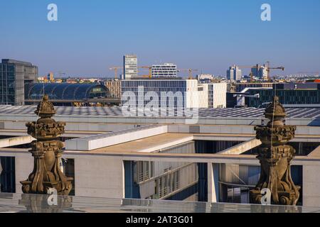 Berlino, Stato di Berlino / Germania - 2018/07/31: Vista panoramica della parte settentrionale della città con la stazione ferroviaria principale - Hauptbahnohof - sul fiume Sprea Foto Stock