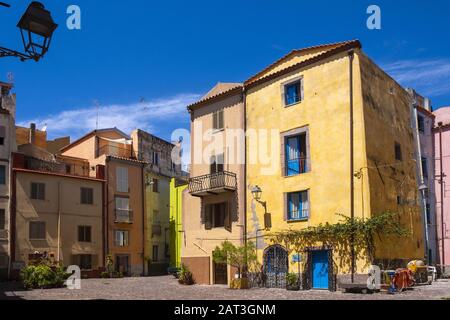 Bosa, Sardegna / Italia - 2018/08/13: Summer View di Bosa quartiere della città vecchia con la storica tenements colorate e strade Foto Stock