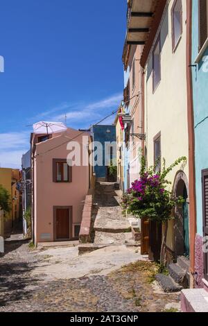 Bosa, Sardegna / Italia - 2018/08/13: Bosa centro storico quartiere della città vecchia con i suoi colorati tenements e stretta stradina di Via Muruidda Foto Stock