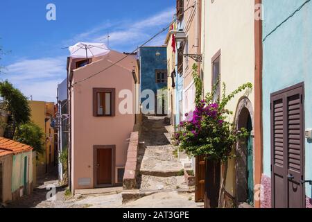 Bosa, Sardegna / Italia - 2018/08/13: Bosa centro storico quartiere della città vecchia con i suoi colorati tenements e stretta stradina di Via Muruidda Foto Stock