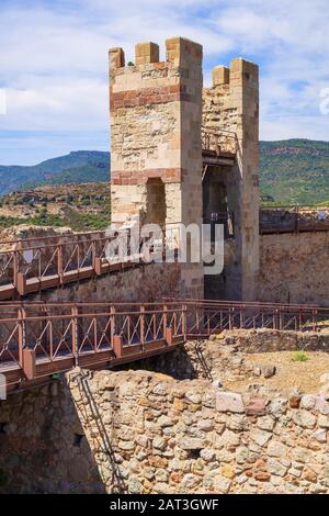 Bosa, Sardegna / Italia - 2018/08/13: Torre Maestra - del Castello Malaspina, noto anche come Castello di Serravalle, con monumentali mura storiche di difesa e fortificazione Foto Stock