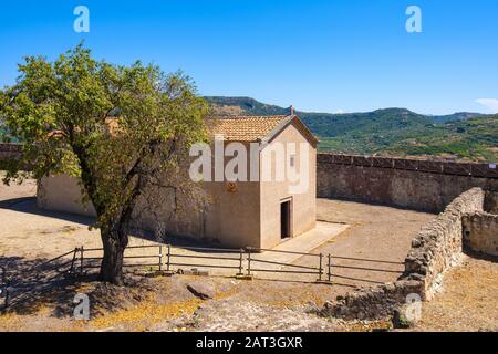 Bosa, Sardegna / Italia - 2018/08/13: La cappella palatina del Castello Malaspina, Castello di Serravalle, conosciuta come Chiesa Di Nostra Signora di sos Regnos Altos con il cortile interno della fortezza Foto Stock