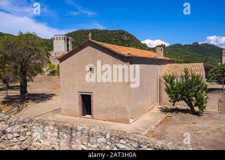 Bosa, Sardegna / Italia - 2018/08/13: La cappella palatina del Castello Malaspina, Castello di Serravalle, conosciuta come Chiesa Di Nostra Signora di sos Regnos Altos con il cortile interno della fortezza Foto Stock