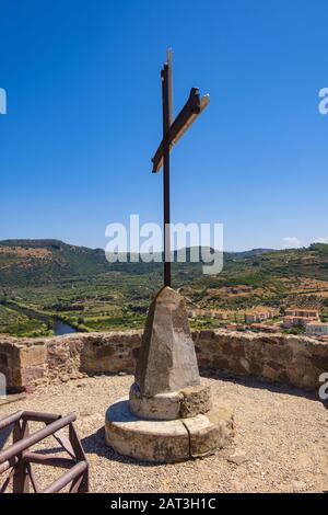 Bosa, Sardegna / Italia - 2018/08/13: Castello Malaspina, noto anche come Castello di Serravalle, con una croce simbolica sulle monumentali mura storiche di difesa e fortificazione Foto Stock