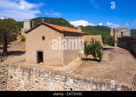 Bosa, Sardegna / Italia - 2018/08/13: La cappella palatina del Castello Malaspina, Castello di Serravalle, conosciuta come Chiesa Di Nostra Signora di sos Regnos Altos con il cortile interno della fortezza Foto Stock