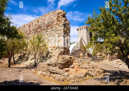 Bosa, Sardegna / Italia - 2018/08/13: Castello Malaspina, noto anche come Castello di Serravalle, con storico monumentale mura di difesa e fortificazione Foto Stock