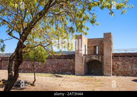 Bosa, Sardegna / Italia - 2018/08/13: Cortile interno con monumentali mura storiche di difesa e fortificazione del Castello Malaspina, noto anche come Castello di Serravalle Foto Stock