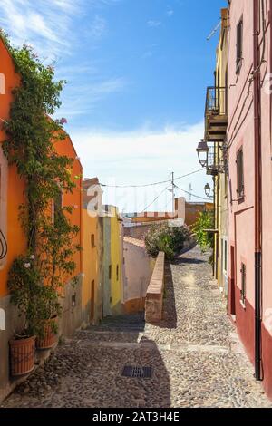 Bosa, Sardegna / Italia - 2018/08/13: Summer View di Bosa quartiere della città vecchia con la storica tenements colorate e strade Foto Stock