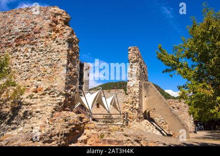 Bosa, Sardegna / Italia - 2018/08/13: Castello Malaspina, noto anche come Castello di Serravalle, con storico monumentale mura di difesa e fortificazione Foto Stock