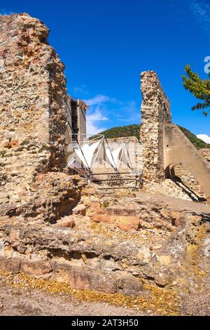 Bosa, Sardegna / Italia - 2018/08/13: Castello Malaspina, noto anche come Castello di Serravalle, con storico monumentale mura di difesa e fortificazione Foto Stock