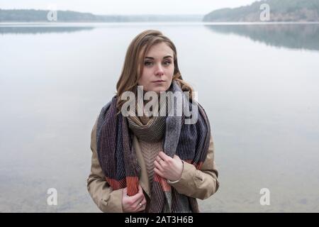 Attraente giovane donna alla moda in sciarpa invernale Foto Stock