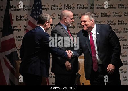 (Da sinistra a destra) Sottosegretario agli Esteri Dominic Raab, Direttore di Policy Exchange Dean Godson e Segretario di Stato americano Mike Pompeo durante un evento di Policy Exchange a Westminster, Londra. Foto Stock