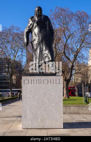 Londra, Inghilterra / Regno Unito - 2019/01/28: Statua di Sir Winston Churchill di Ivor Roberts-Jones presso la Piazza del Parlamento nel quartiere di Westminster nel centro di Londra Foto Stock