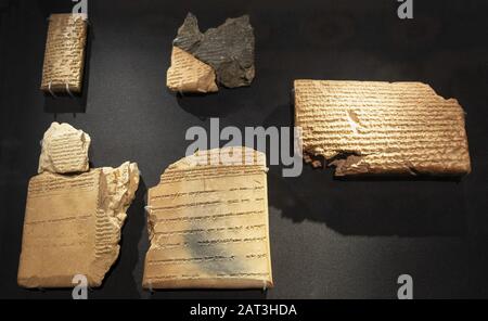 Londra, Inghilterra / Regno Unito - 2019/01/28: Antiche tavolette di argilla assira con cuneiforme mesopotamiche scritte dal re Ashurbanipal reale biblioteca a Ninive all'esposizione archeologica nel British Museum di Londra Foto Stock
