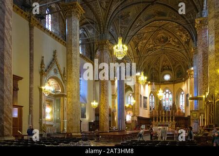 Perugia, Umbria / Italia - 2018/05/28: Interno della Cattedrale di San Lorenzo del XV secolo - Cattedrale di San Lorenzo - Piazza IV Novembre - Perugia piazza principale del quartiere storico Foto Stock