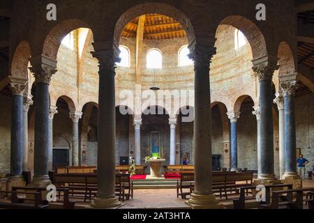 Perugia, Umbria / Italia - 2018/05/28: Interno del V secolo Early Christianity Chiesa di San Michele Arcangelo - Chiesa di San Michele Arcangelo nel quartiere storico di Perugia Foto Stock