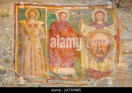 Perugia, Umbria / Italia - 2018/05/28: Interno del V secolo Early Christianity Chiesa di San Michele Arcangelo - Chiesa di San Michele Arcangelo nel quartiere storico di Perugia - affreschi murali Foto Stock