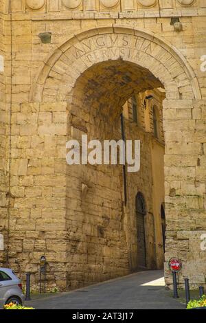 Perugia, Umbria / Italia - 2018/05/28: Arco Etrusco o di Augusto Arco Etrusco da ingresso all'antica Acropoli etrusca di Perugia Foto Stock