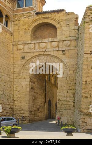 Perugia, Umbria / Italia - 2018/05/28: Arco Etrusco o di Augusto Arco Etrusco da ingresso all'antica Acropoli etrusca di Perugia Foto Stock