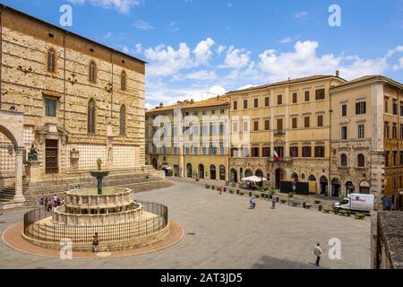 Perugia, Umbria / Italia - 2018/05/28: Vista panoramica su Piazza IV Novembre - Perugia, quartiere storico della piazza principale con la Cattedrale di San Lorenzo del XV secolo e la fontana della Fontana maggiore Foto Stock