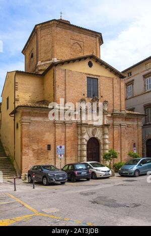 Perugia, Umbria / Italia - 2018/05/28: Chiesa della Compagnia Di Buona Morte del XVI secolo - Chiesa della Compagnia della Buona morte in Piazza Piccinino nel quartiere storico di Perugia Foto Stock