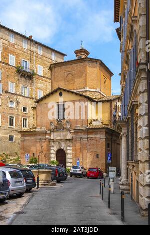 Perugia, Umbria / Italia - 2018/05/28: Chiesa della Compagnia Di Buona Morte del XVI secolo - Chiesa della Compagnia della Buona morte in Piazza Piccinino nel quartiere storico di Perugia Foto Stock