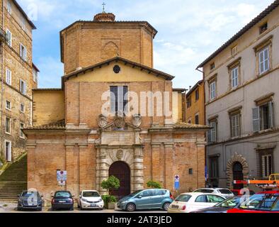 Perugia, Umbria / Italia - 2018/05/28: Chiesa della Compagnia Di Buona Morte del XVI secolo - Chiesa della Compagnia della Buona morte in Piazza Piccinino nel quartiere storico di Perugia Foto Stock