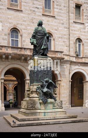 Perugia, Umbria / Italia - 2018/05/28: Statua dell'artista e pittore rinascimentale italiano di Perugia - Pietro Vannucci detto anche Pietro Perugino in Viale Indipendenza nel quartiere storico di Perugia Foto Stock