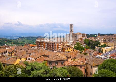 Perugia, Umbria / Italia - 2018/05/28: Vista panoramica delle montagne e delle colline di Perugia e Umbria con Basilica di San Domenico - Basilica di San Domenico Foto Stock