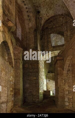 Perugia, Umbria / Italia - 2018/05/28: gallerie sotterranee e le camere del XVI secolo la Rocca Paolina, la fortezza di pietra in Perugia centro storico Foto Stock