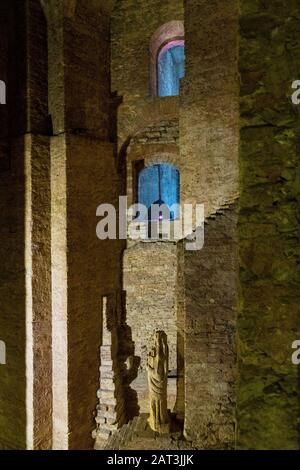 Perugia, Umbria / Italia - 2018/05/28: gallerie sotterranee e le camere del XVI secolo la Rocca Paolina, la fortezza di pietra in Perugia centro storico Foto Stock