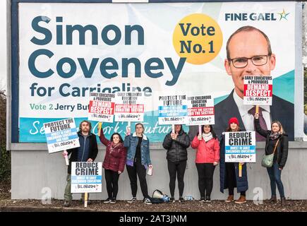 Carrigaline, Cork, Irlanda. 30th gennaio 2020. Un gruppo di protesta che rappresenta i genitori e gli operatori dell'infanzia sotto un cartellone per Tánaiste, Simon Coveney, T.D. dove avevano precedentemente montato una protesta al di fuori del suo ufficio elettorale a Carrigaline, Co. Cork, Irlanda. -Credit; David Creedon / Alamy Live News Foto Stock