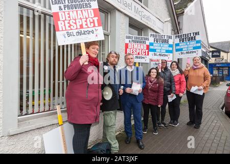 Carrigaline, Cork, Irlanda. 30th gennaio 2020. Vice Michael McGrath T.D. Fianna Fáil portavoce della riunione finanziaria i manifestanti che hanno rimesso genitori e Puericultatori al di fuori del suo ufficio elettorale che cercano un maggiore sostegno alle esigenze di assistenza all'infanzia a Carrigaline, Co. Cork, Irlanda. -Credit; David Creedon / Alamy Live News Foto Stock