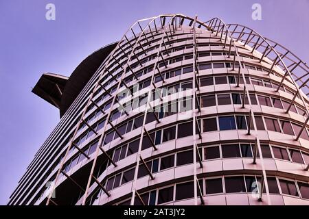 Bremerhaven, Germania, 16 gennaio 2020: Vista dell'Atlantic Hotel Sail City dal basso Foto Stock