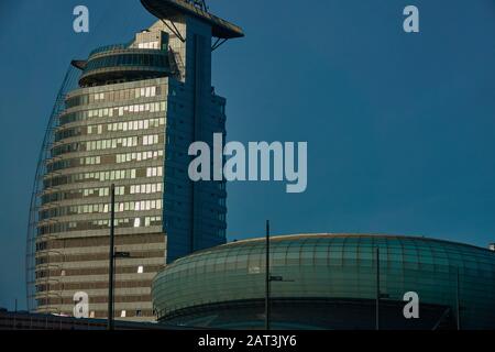 Bremerhaven, Germania, 16 gennaio 2020: Atlantic Sail Hotel e Klimahaus di fronte a un cielo blu con un sacco di spazio copia Foto Stock