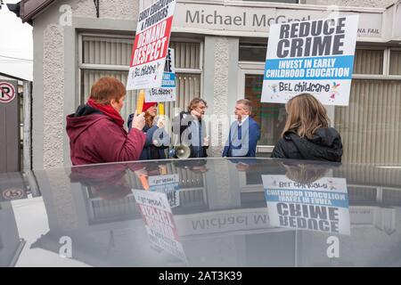 Carrigaline, Cork, Irlanda. 30th gennaio 2020. Vice Michael McGrath T.D. Fianna Fáil portavoce della riunione finanziaria i manifestanti che hanno rimesso genitori e Puericultatori al di fuori del suo ufficio elettorale che cercano un maggiore sostegno alle esigenze di assistenza all'infanzia a Carrigaline, Co. Cork, Irlanda. -Credit; David Creedon / Alamy Live News Foto Stock