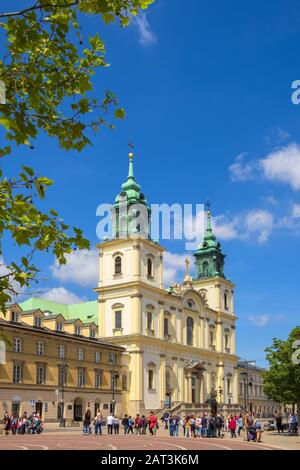 Varsavia, Mazovia / Polonia - 2019/06/01: Vista frontale della chiesa barocca della Santa Croce, sulla via Krakowskie Przedmiescie nel quartiere della Città Vecchia di Varsavia Foto Stock