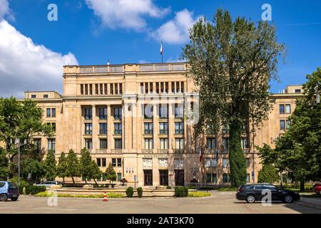 Varsavia, Mazovia / Polonia - 2019/06/01: Vista frontale della sede del Ministero delle Finanze polacco presso la via Swietokrzyska nel quartiere della Città Vecchia di Varsavia Foto Stock