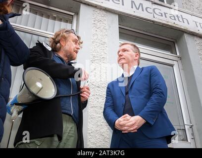 Carrigaline, Cork, Irlanda. 30th gennaio 2020. John Bowman del gruppo di protesta dei genitori e dei bambini che parla con il vice Michael McGrath T.D. Fianna Fáil Spokesperson on Finance al di fuori della sua circoscrizione elettorale, dove sta cercando sostegno per maggiori finanziamenti ai fornitori di servizi di assistenza all'infanzia a Carrigaline, Co. Cork, Irlanda. -Credit; David Creedon / Alamy Live News Foto Stock