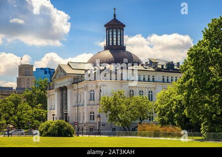 Varsavia, Mazovia / Polonia - 2019/06/01: Zacheta Art Gallery edificio con Santa Trinità Evangelical Church of the Augsburg Confessione nel quartiere della Città Vecchia di Varsavia Foto Stock