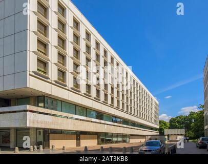 Varsavia, Mazovia / Polonia - 2019/06/01: Vista laterale dello storico hotel Sofitel Warsaw Victoria in via Krolweska nel quartiere della Città Vecchia di Varsavia Foto Stock