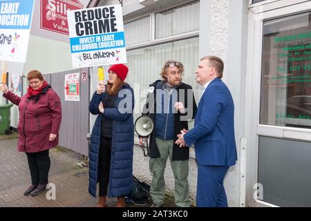 Carrigaline, Cork, Irlanda. 30th gennaio 2020. Vice Michael McGrath T.D. Fianna Fáil portavoce della riunione finanziaria i manifestanti che hanno rimesso genitori e Puericultatori al di fuori del suo ufficio elettorale che cercano un maggiore sostegno alle esigenze di assistenza all'infanzia a Carrigaline, Co. Cork, Irlanda. -Credit; David Creedon / Alamy Live News Foto Stock